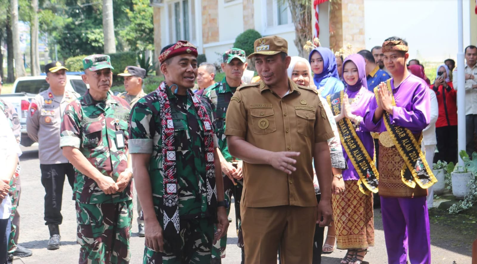 Sekjen Kemhan RI Tri Budi Utomo meninjau lokasi pembangunan SMA Taruna Nusantara di Pagar Alam.