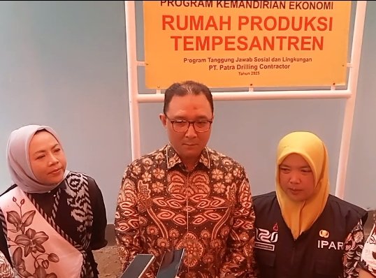 Direktur Keuangan PT Patra Drilling Contractor, Fitra Adriza, didampingi Corporate Secretary Ani Aryani, Ast. Man Food & Lodging Services Febriyanti Lestari, Direktur Keuangan PT Patra Drilling Contractor, Fitra Adriza, didampingi Corporate Secretary Ani Aryani, Ast. Man Food & Lodging Services Febriyanti Lestari,