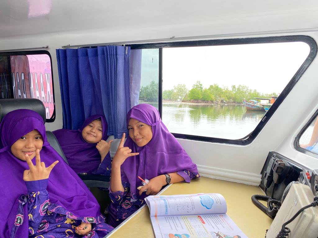 Polairud Polda Bengkulu hadirkan Perpustakaan Terapung, ajak siswa SD belajar literasi, profesi polisi air, dan pentingnya keselamatan di perairan.