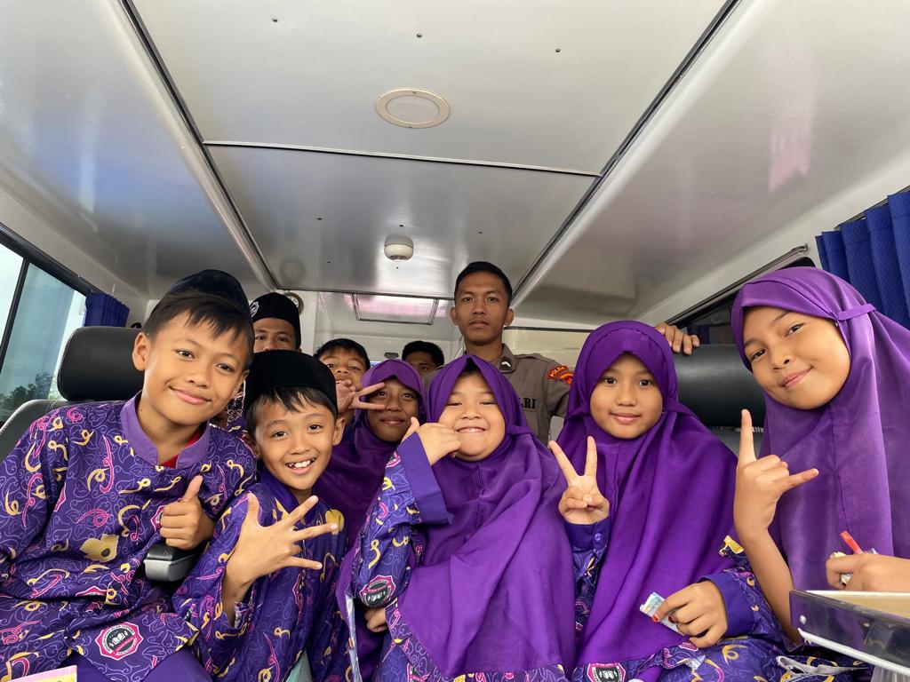 Polairud Polda Bengkulu hadirkan Perpustakaan Terapung, ajak siswa SD belajar literasi, profesi polisi air, dan pentingnya keselamatan di perairan.