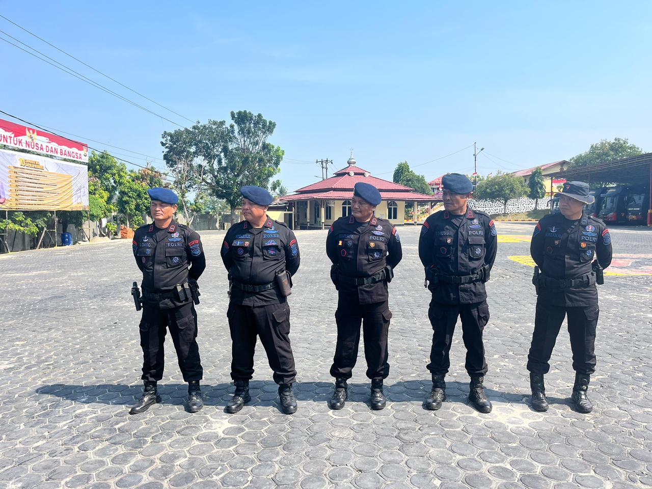 Detasemen Gegana Brimob Bengkulu beri materi anti anarkis untuk tingkatkan kesiapsiagaan personel dalam menghadapi kerusuhan dan menjaga keamanan masyarakat.