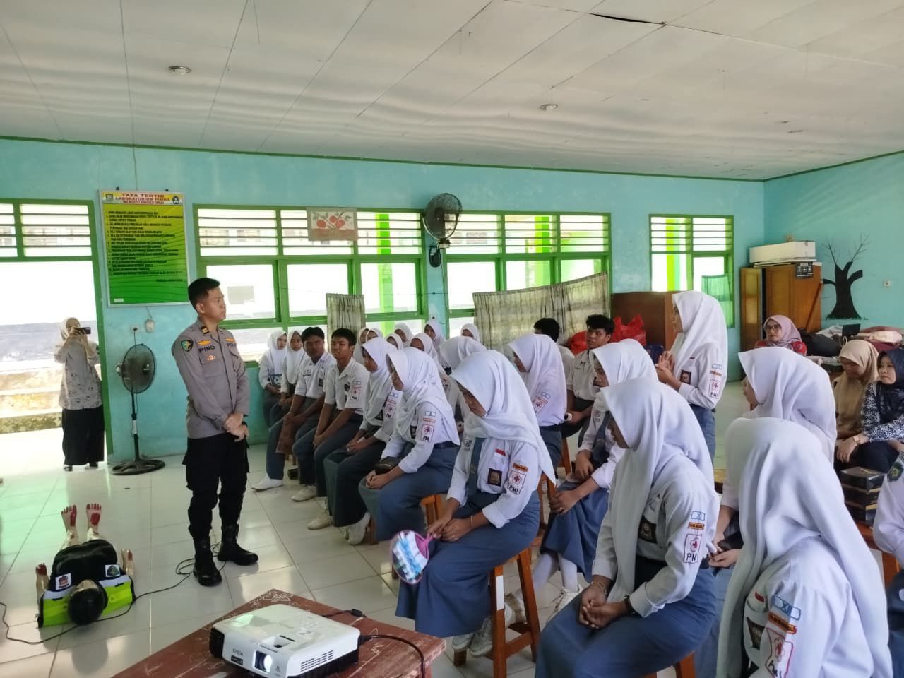 Biddokes Polda Bengkulu bersama Jasa Raharja ajarkan PPGD di SMA Negeri 3 Bengkulu Tengah, Biddokes Polda Bengkulu bersama Jasa Raharja ajarkan PPGD di SMA Negeri 3 Bengkulu Tengah,