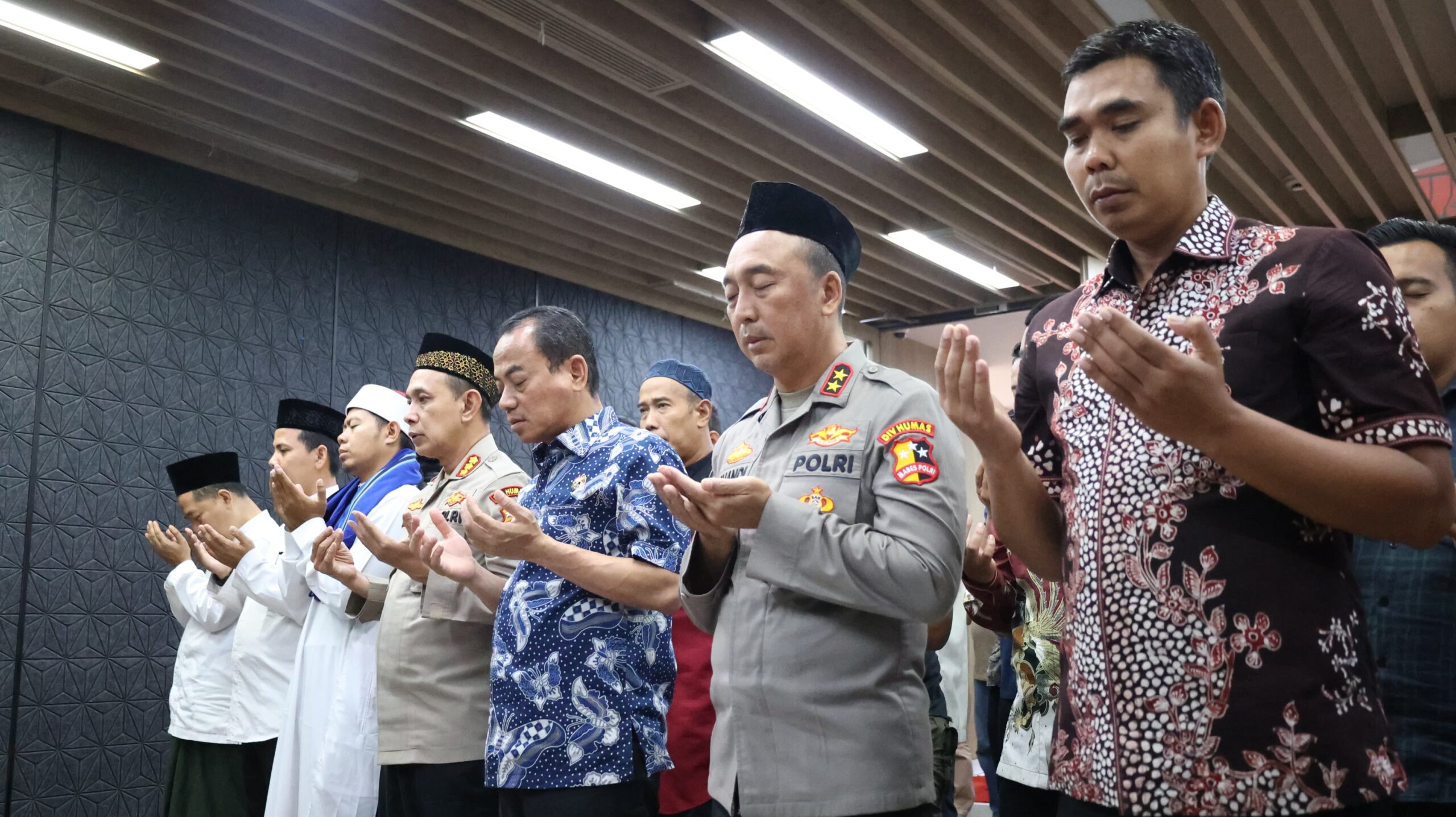 Divhumas Polri gelar shalat gaib di Mabes Polri untuk almarhum Affan Kurniawan, driver ojek online yang meninggal tertabrak rantis Brimob.