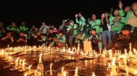 Ojol Jawa Timur bersama Polda Jatim dan Kodam V/Brawijaya gelar doa bersama serta nyalakan seribu lilin untuk Affan Kurniawan.