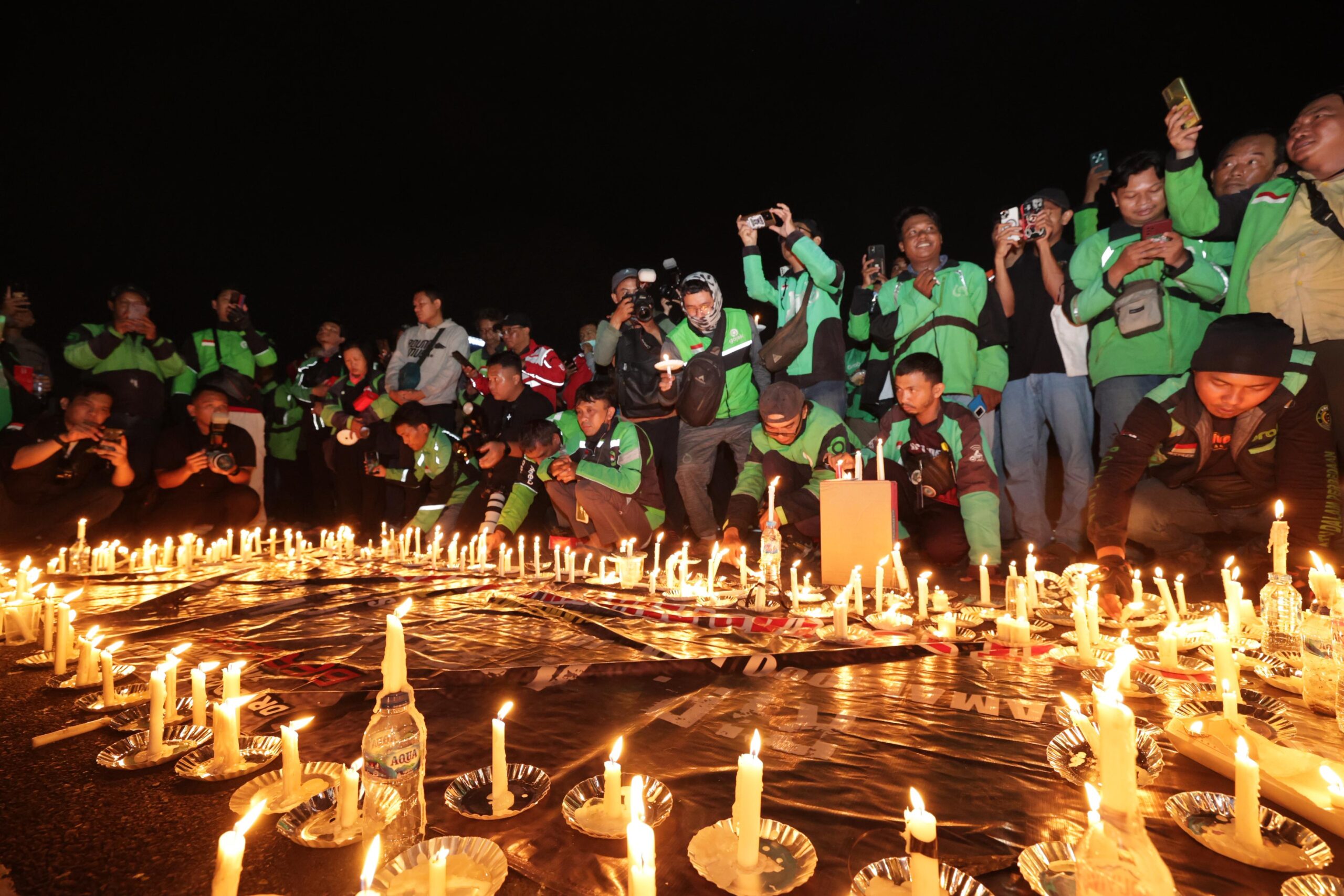 Ojol Jawa Timur bersama Polda Jatim dan Kodam V/Brawijaya gelar doa bersama serta nyalakan seribu lilin untuk Affan Kurniawan.