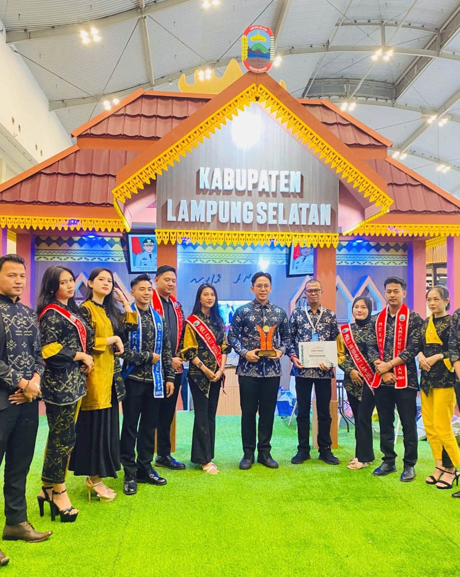 Pemkab Lampung Selatan raih penghargaan Stand Terinovatif di Apkasi Otonomi Expo 2025 dengan tema “Produk Lokal Mengglobal”.