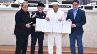 Gubernur Jawa Barat dan DPRD Jabar sepakat Perubahan KUA-PPAS 2025 senilai Rp32,8 triliun, serta membahas kebijakan anggaran 2026.