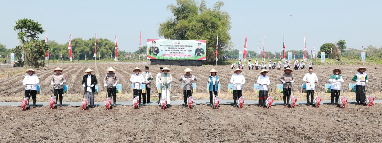 Penanaman jagung oleh Polri dan pondok pesantren