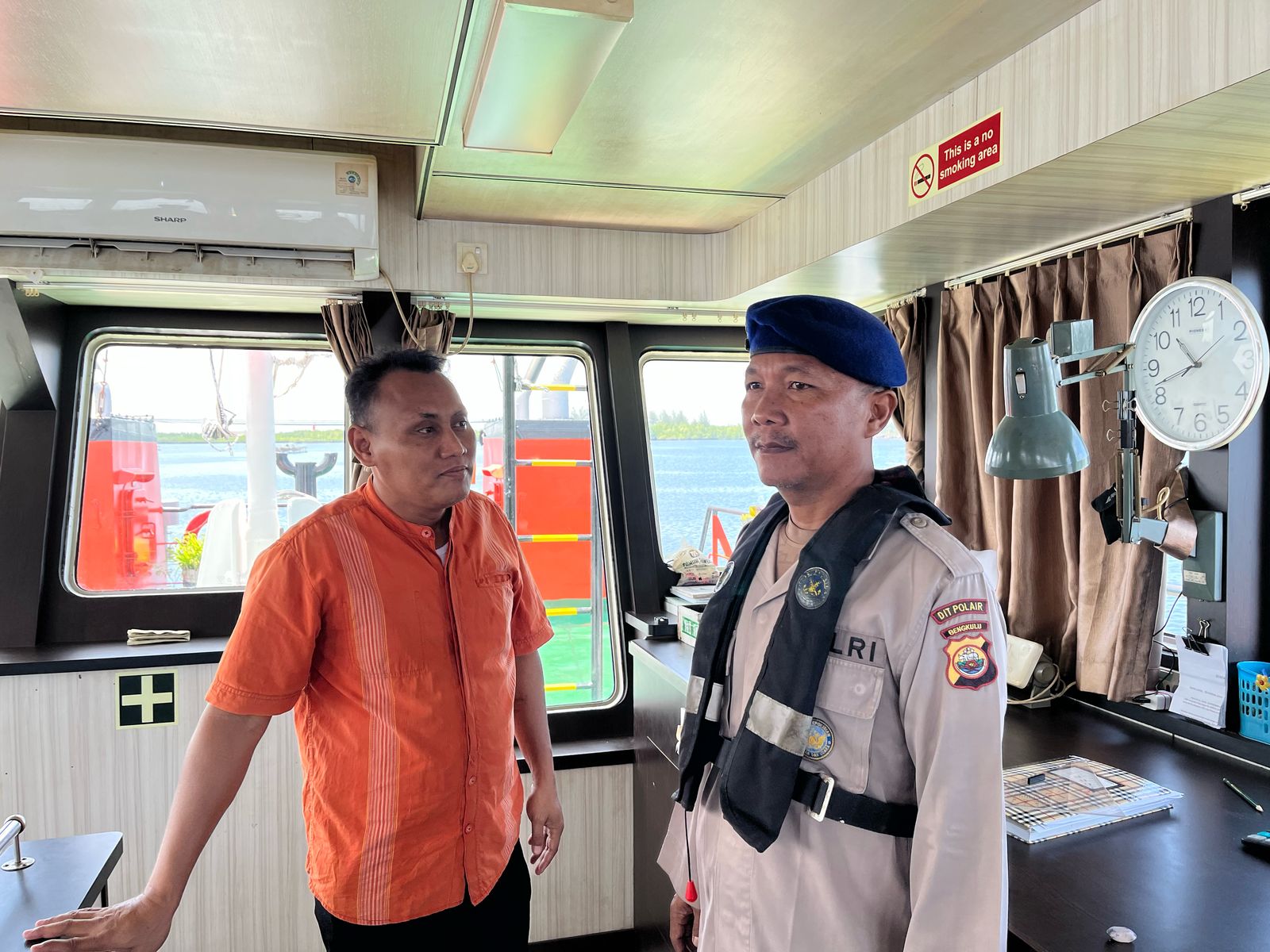 Personel Ditpolairud menyambangi kapal