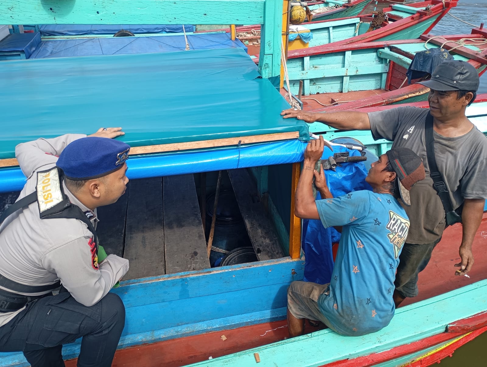 Personel Ditpolairud menyambangi para nelayan