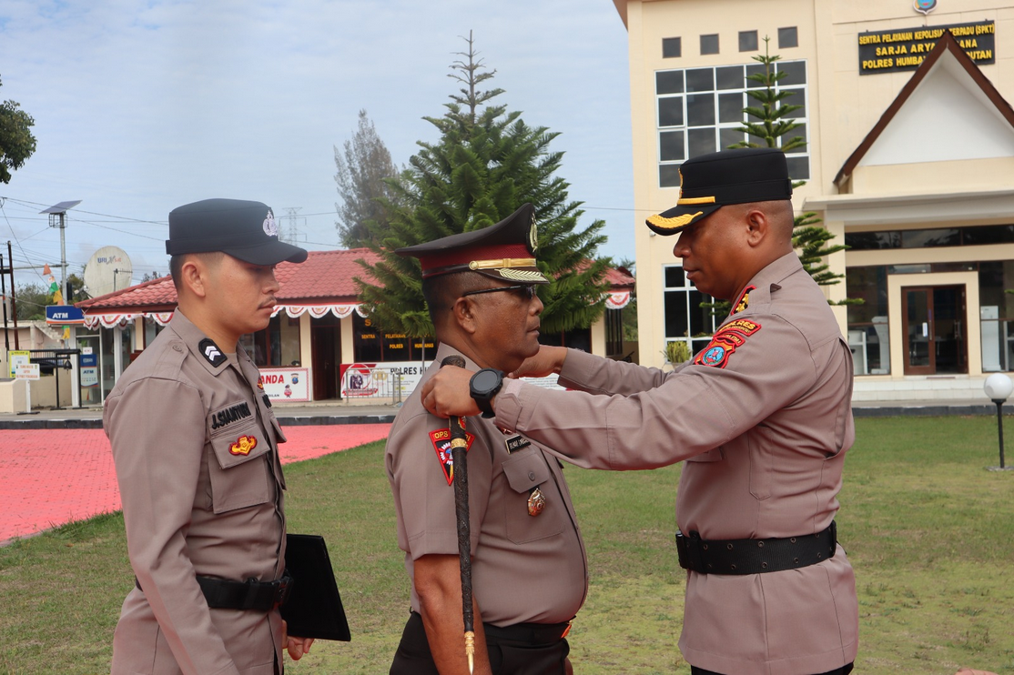 Tangis Haru Warnai Sertijab dan Kenaikan Pangkat di Polres Humbahas