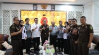 Kejati Bengkulu, Victor Antonius Saragih Sidabutar, S.H., M.H., menerima kunjungan kehormatan dari Kepala Kantor Wilayah Sumatera Kementerian Hukum dan HAM RI, Hendri Marulitua.