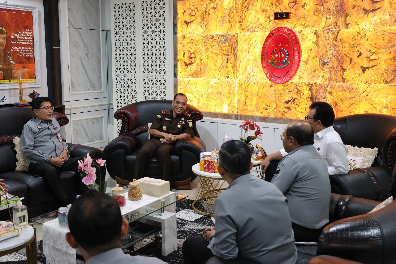Kejati Bengkulu, Victor Antonius Saragih Sidabutar, S.H., M.H., menerima kunjungan kehormatan dari Kepala Kantor Wilayah Sumatera Kementerian Hukum dan HAM RI, Hendri Marulitua. Kejati Bengkulu, Victor Antonius Saragih Sidabutar, S.H., M.H., menerima kunjungan kehormatan dari Kepala Kantor Wilayah Sumatera Kementerian Hukum dan HAM RI, Hendri Marulitua.