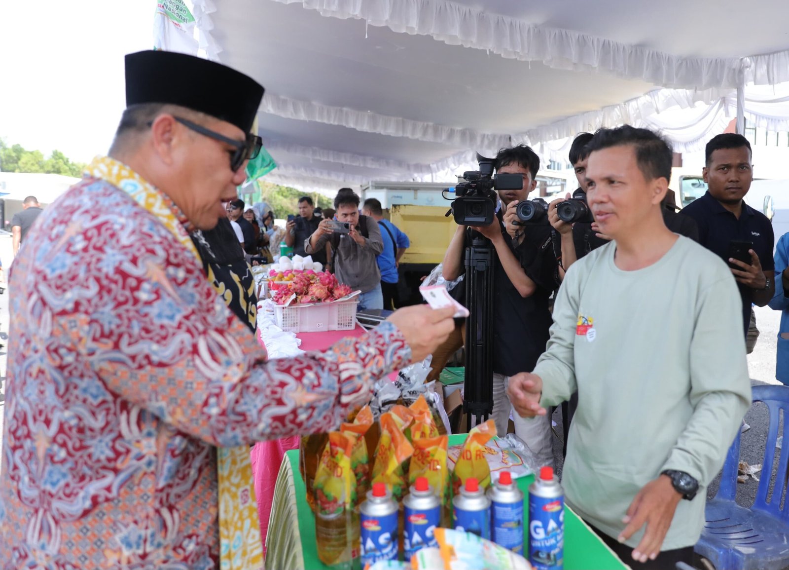 Gubernur Hidayat Buka Bazar Pangan Murah HUT ke-63 TVRI Gubernur Hidayat Buka Bazar Pangan Murah HUT ke-63 TVRI