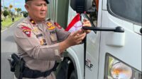 Brimob Polda Bengkulu bagikan bendera HUT RI ke-80