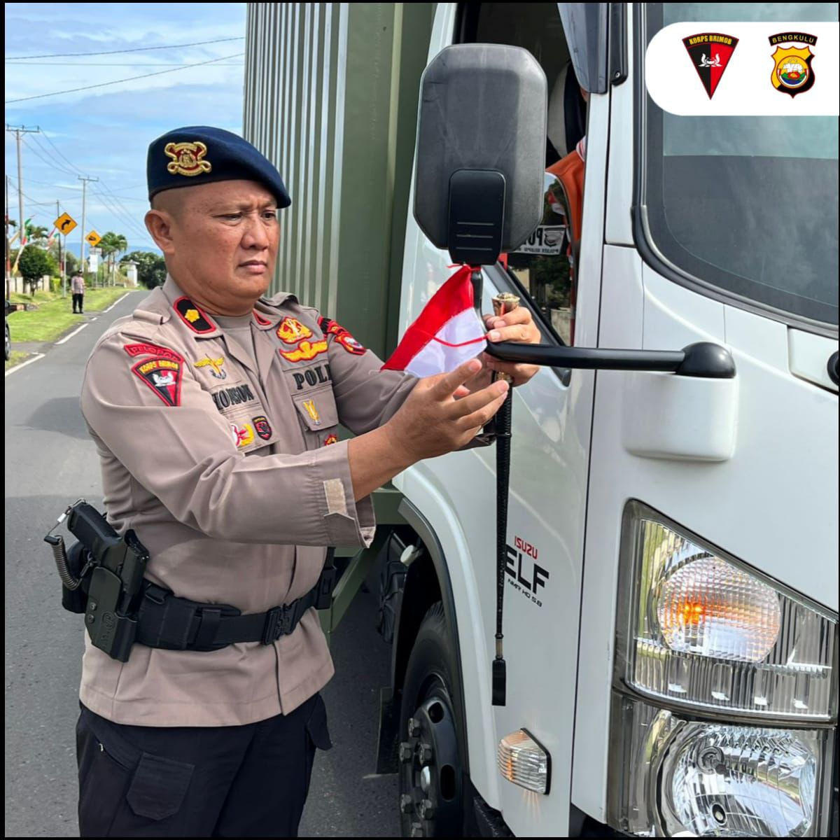 Brimob Polda Bengkulu bagikan bendera HUT RI ke-80