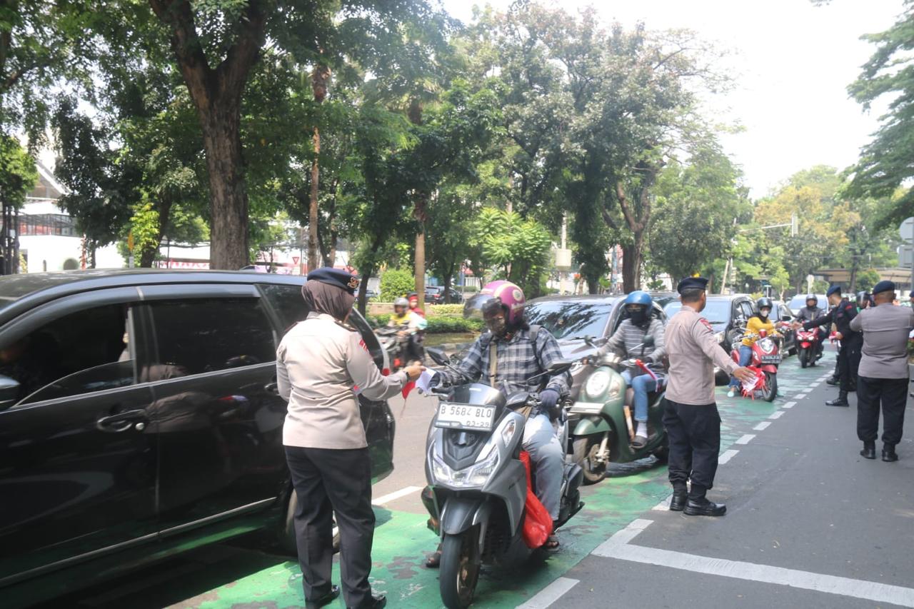 Brimob Metro Jaya bagikan bendera Merah Putih