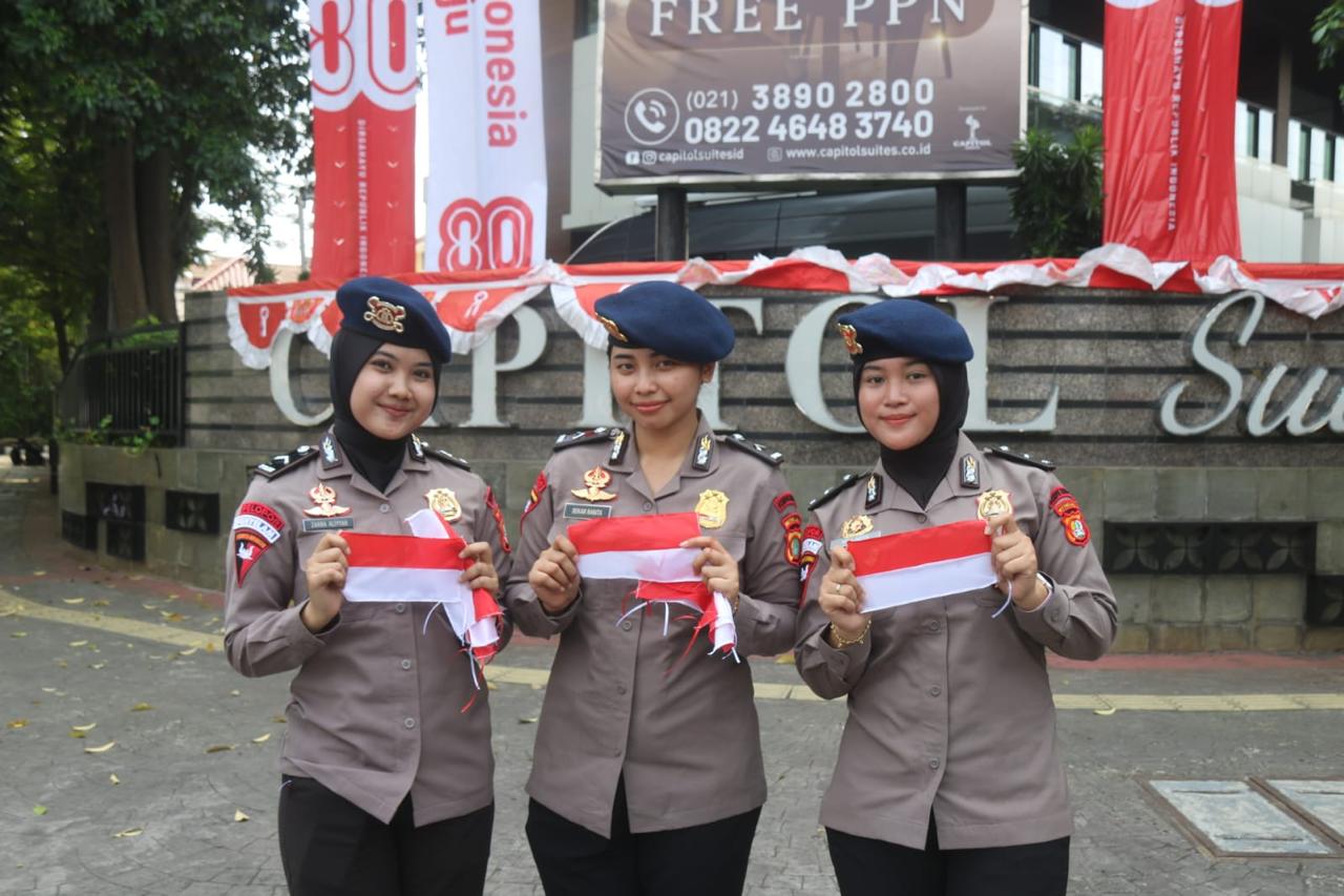 Brimob Metro Jaya bagikan bendera Merah Putih