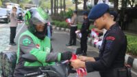 Brimob Metro Jaya bagikan bendera Merah Putih