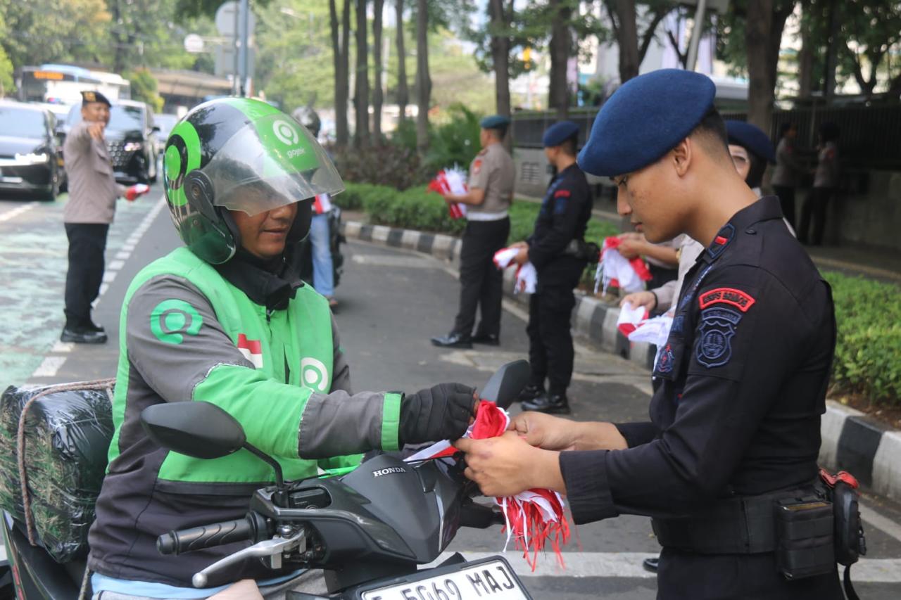 Brimob Metro Jaya bagikan bendera Merah Putih