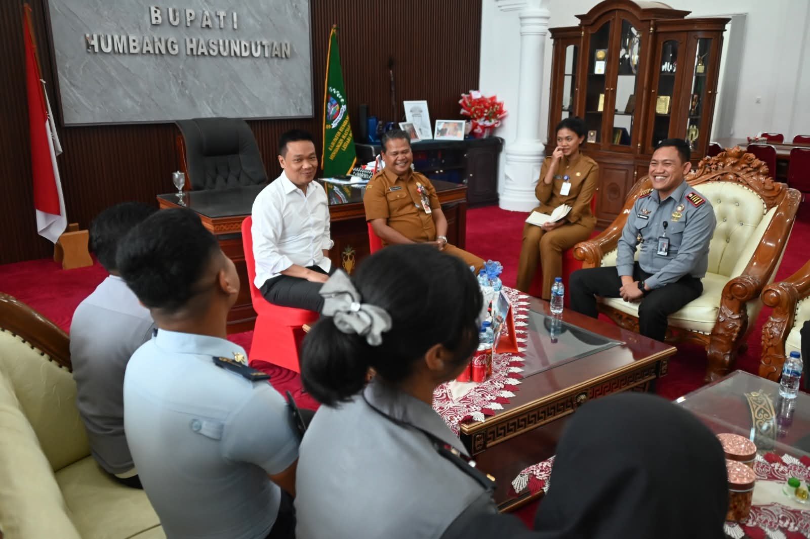 Karutan Humbahas Ucok Sinabang melakukan audiensi dengan Bupati Humbahas dan mengundangnya sebagai pembina upacara HUT RI ke-80 di Rutan. Karutan Humbahas Ucok Sinabang melakukan audiensi dengan Bupati Humbahas dan mengundangnya sebagai pembina upacara HUT RI ke-80 di Rutan.