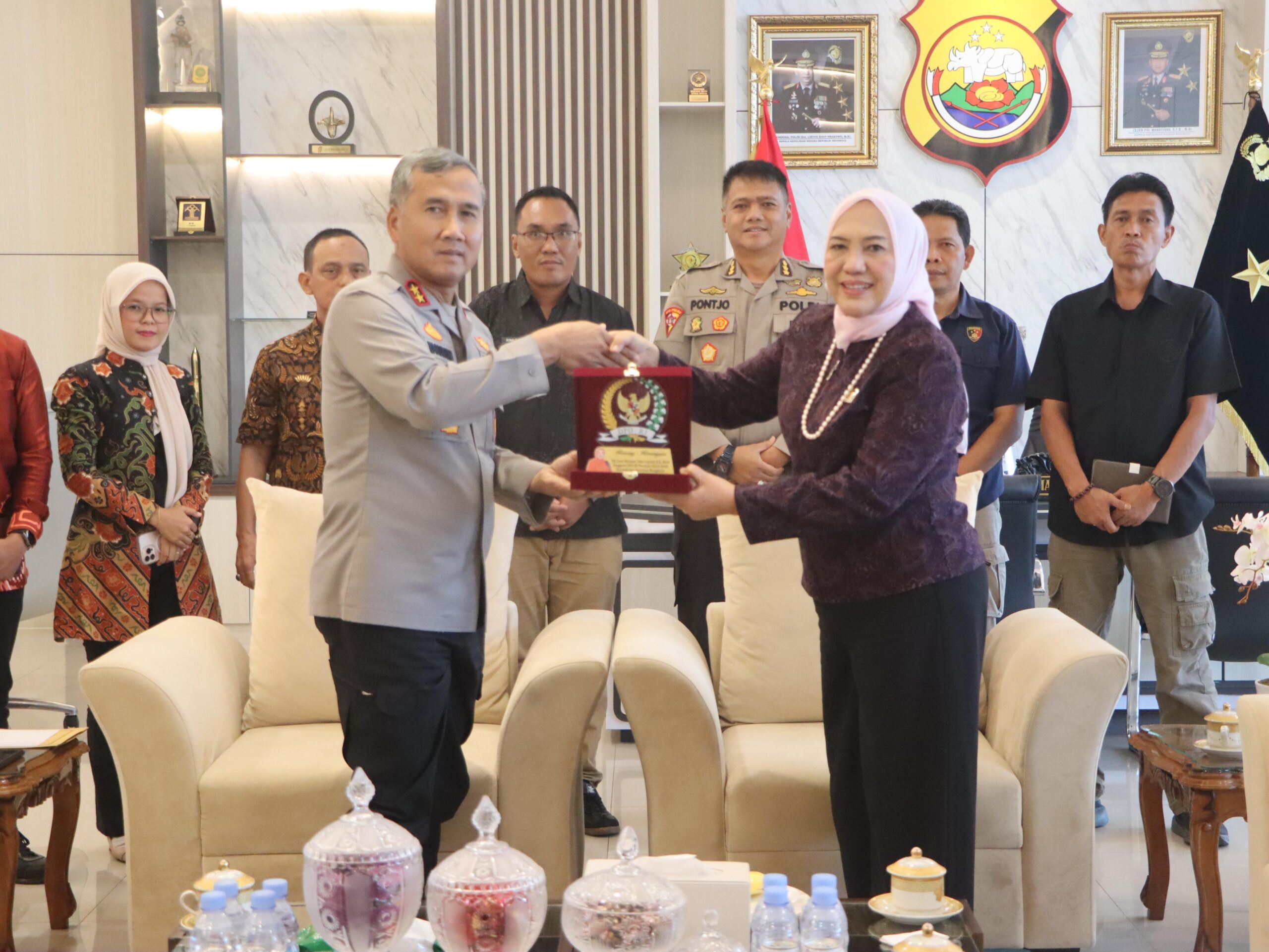 Penyerahan cinderamata sebagai simbol kerja sama harmonis antar lembaga