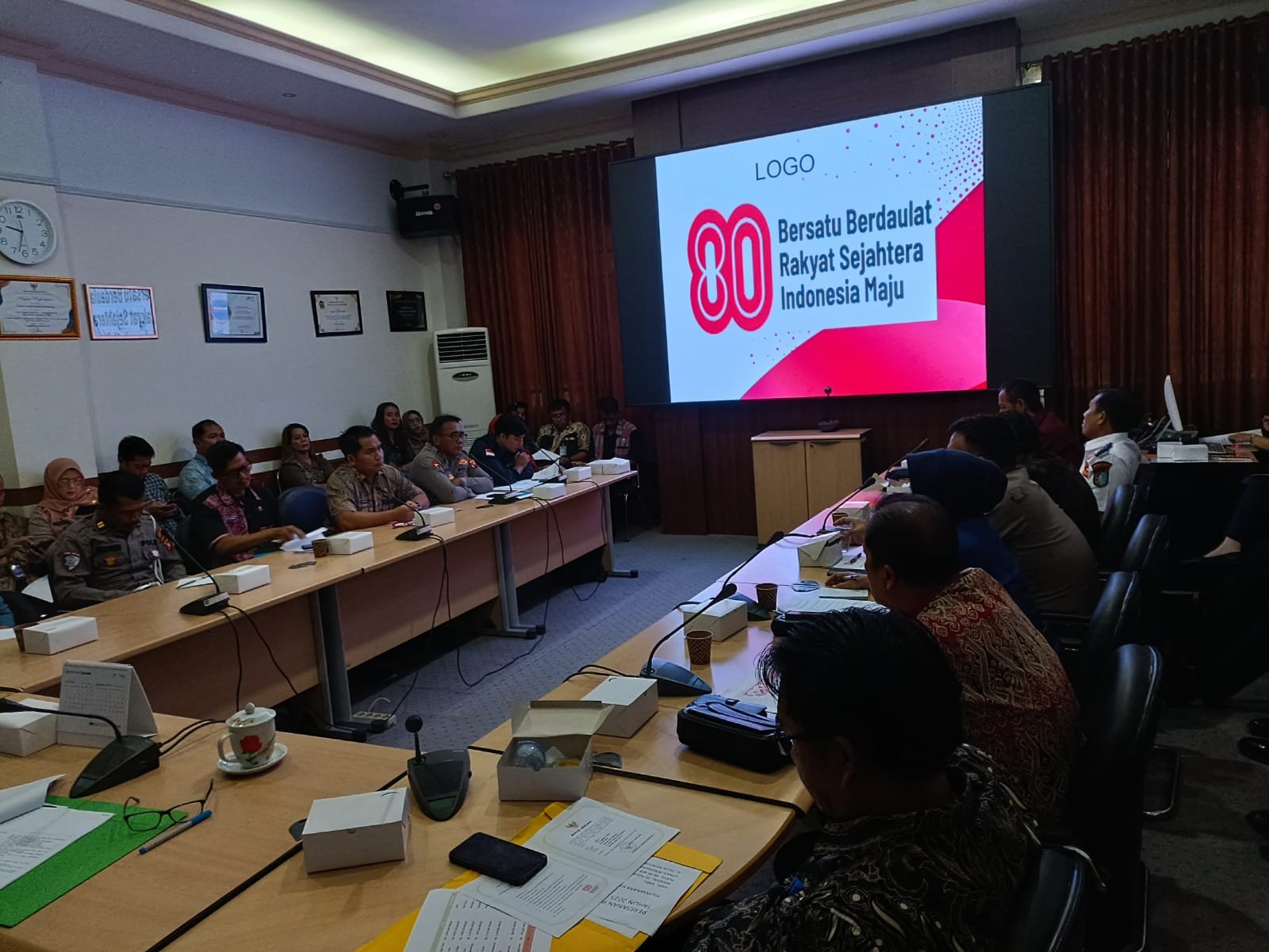 Rapat koordinasi untuk mempersiapkan peringatan Hari Ulang Tahun (HUT) ke-80 Republik Indonesia tahun 2025.