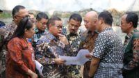 Gubernur Pramono dan Wali Kota M Anwar tinjau Taman Langsat.