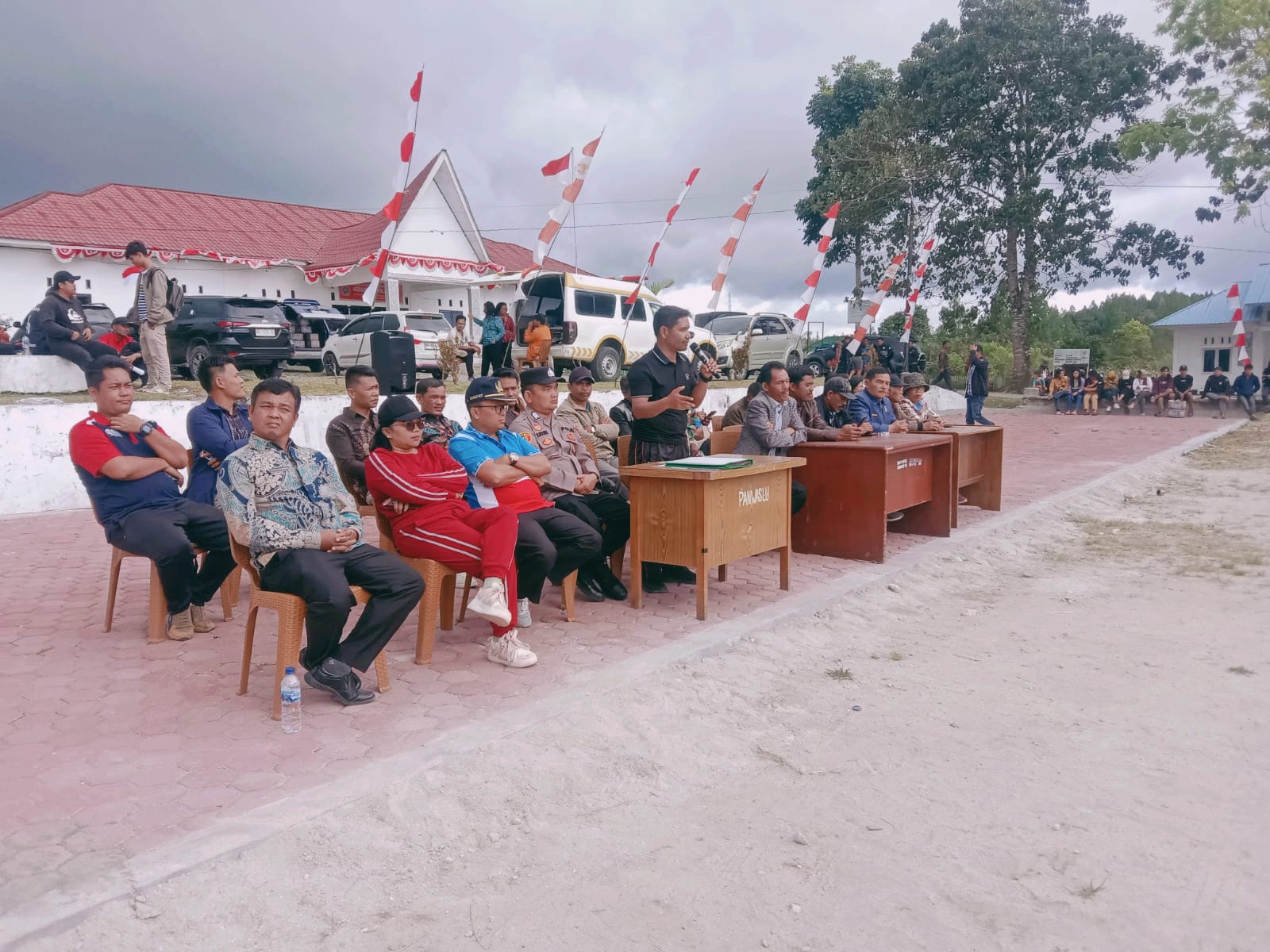 Camat Pollung hidupkan kembali semangat HUT RI dengan turnamen antar desa. Warga rayakan kebersamaan dan cinta tanah air setelah satu dekade vakum.