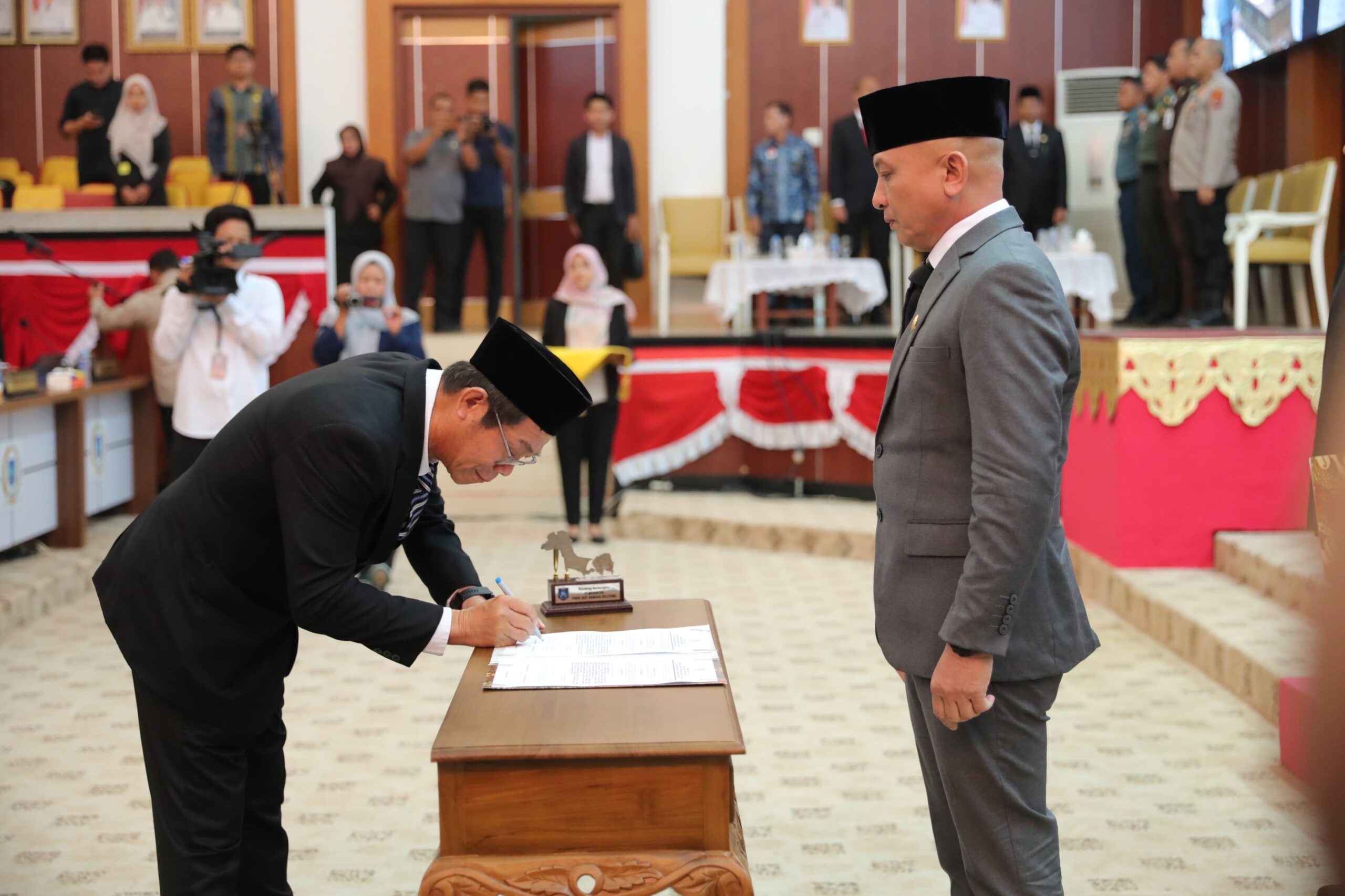 Ir. Agung Setiawan resmi dilantik sebagai anggota DPRD Babel menggantikan almarhum Ir. Tarmizi H. Saat melalui mekanisme PAW dalam rapat paripurna, Kamis (07/08/2025
