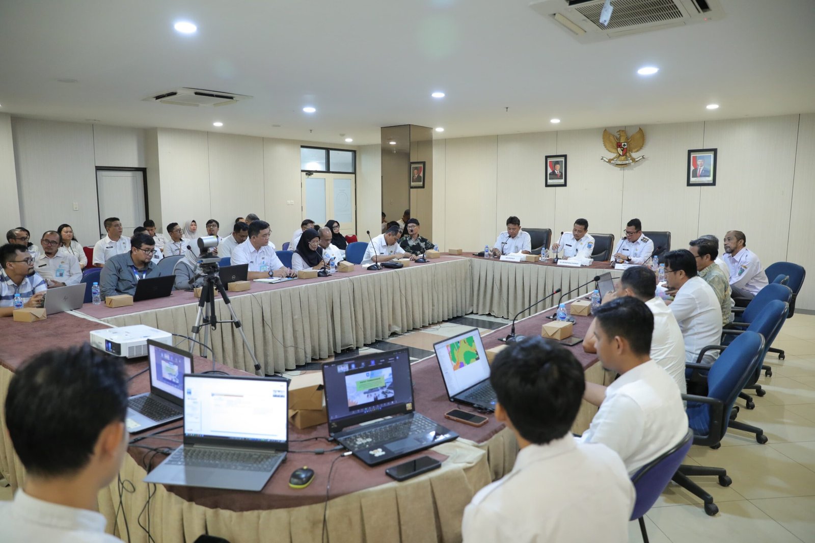 Rapat Sinkronisasi Rancangan Peraturan Daerah Rencana Tata Ruang Wilayah (Raperda RTRW) bersama Pemerintah Kabupaten Belitung di Ruang Tanjung Pesona Kantor Gubernur, 