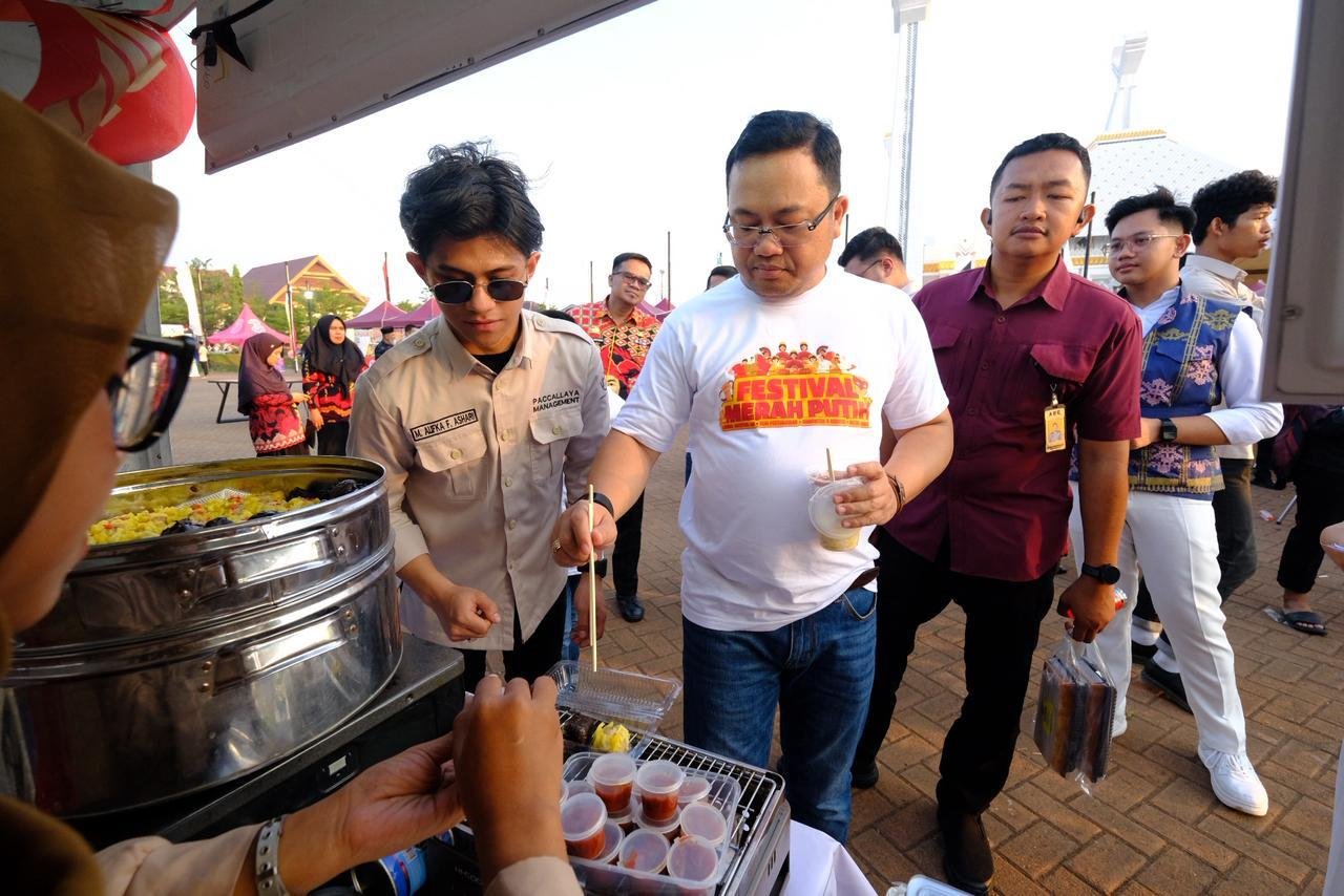 Wakil Bupati Gowa mencoba hasil UMKM