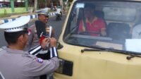 Ditlantas Polda Bengkulu bersama Satlantas Polresta membagikan bendera Merah Putih kepada pengendara untuk menumbuhkan semangat nasionalisme jelang HUT RI ke-80.