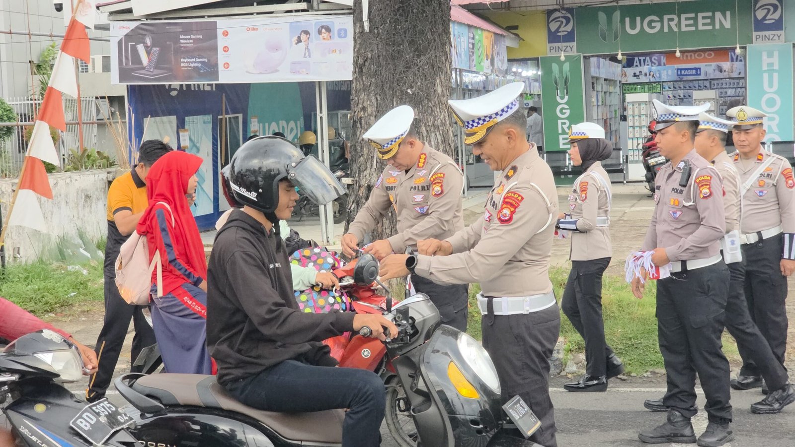 Ditlantas Polda Bengkulu bersama Satlantas Polresta membagikan bendera Merah Putih kepada pengendara untuk menumbuhkan semangat nasionalisme jelang HUT RI ke-80. Ditlantas Polda Bengkulu bersama Satlantas Polresta membagikan bendera Merah Putih kepada pengendara untuk menumbuhkan semangat nasionalisme jelang HUT RI ke-80.