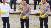 Kapolri Jenderal Listyo Sigit Prabowo menanam mangrove di Kalbar untuk menjaga lingkungan, mencegah abrasi, dan melindungi masa depan bangsa.