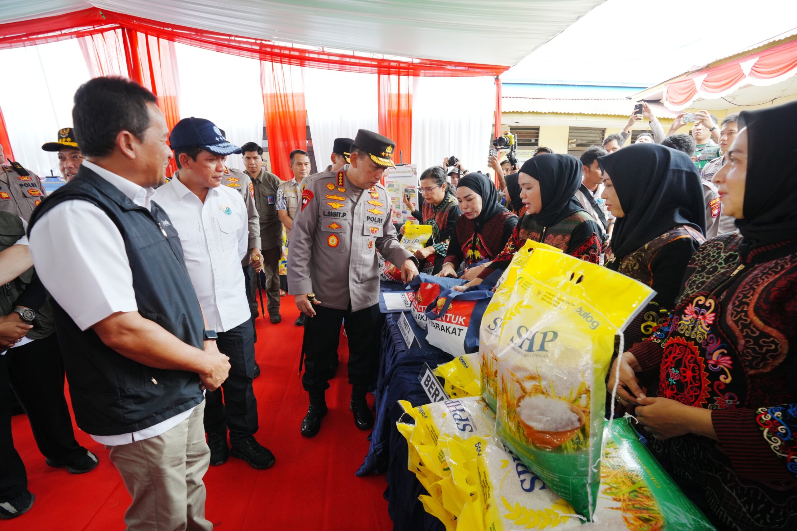 Kapolri Listyo Sigit meninjau Gerakan Pangan Murah (GPM) di Kalbar Kapolri Listyo Sigit meninjau Gerakan Pangan Murah (GPM) di Kalbar