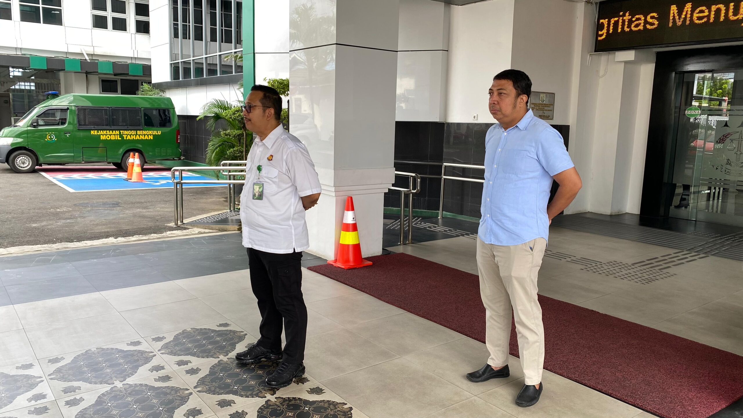 Asintel Kejati Bengkulu, David Palapa Duarsa, pimpin briefing pagi bersama Kamdal untuk perketat SOP penerimaan tamu dan pengamanan zona terbatas