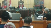 Sidang pembacaan pledoi terdakwa kasus pemalsuan surat, Charlie Chandra, ditunda hingga pekan depan.