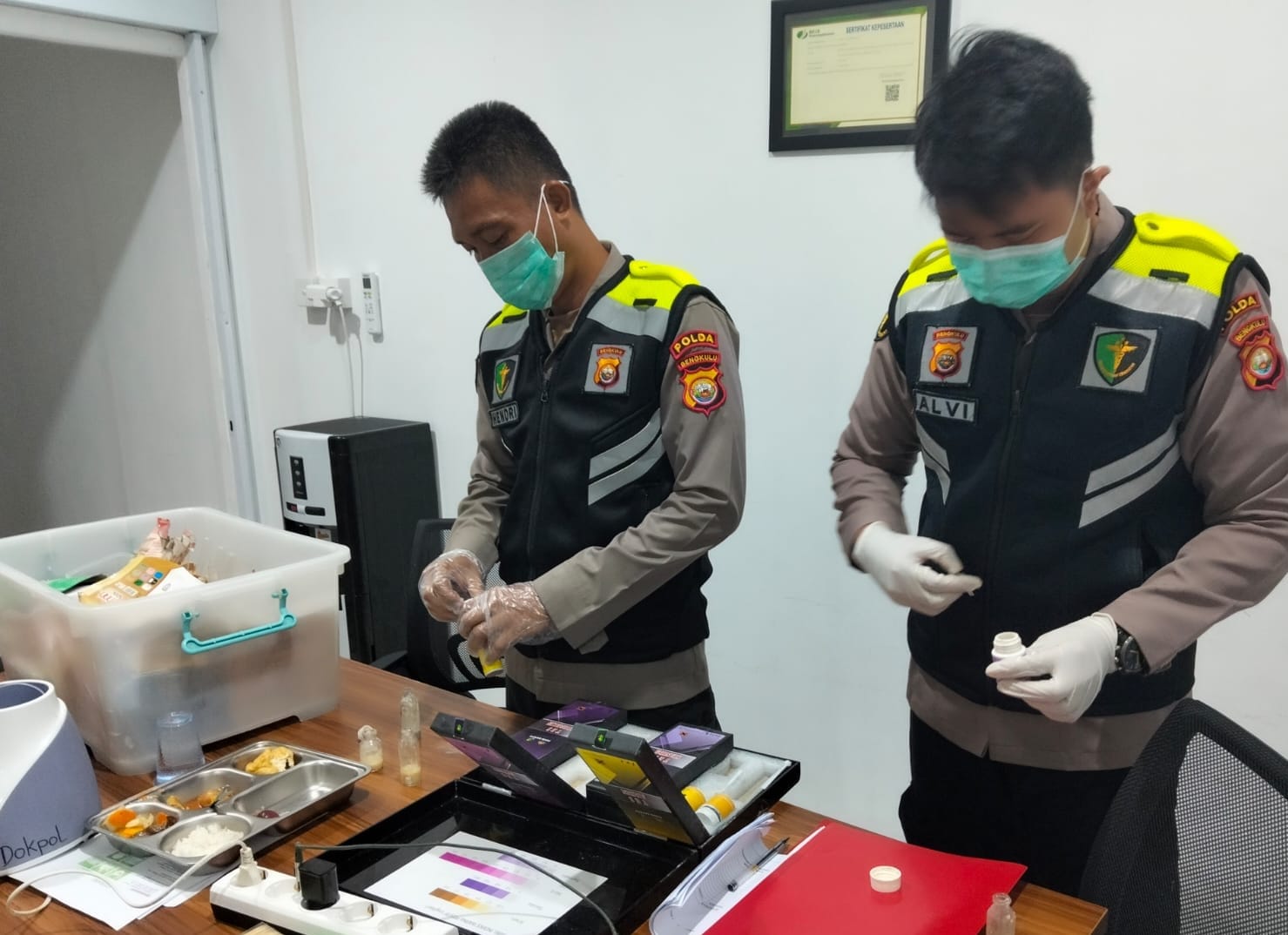 Biddokkes Polda Bengkulu memeriksa keamanan pangan Dapur MBG SPPG Kandang Mas untuk memastikan makanan bergizi gratis bagi pelajar aman dan berkualitas.