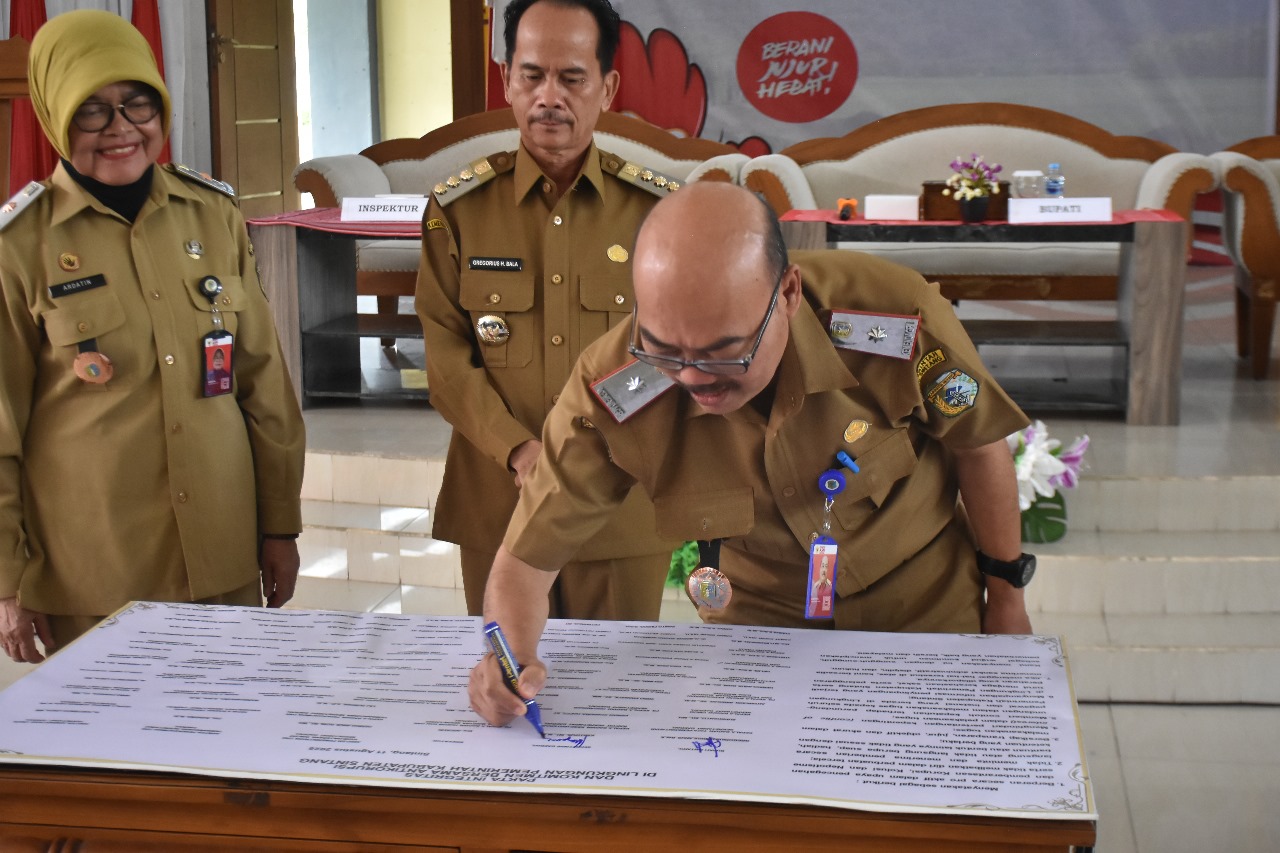 Sekda Sintang, Kartiyus, mewajibkan ASN Pemkab Sintang mengisi survei KPK untuk meningkatkan nilai IPKD 2025 dan mendukung pencegahan korupsi.