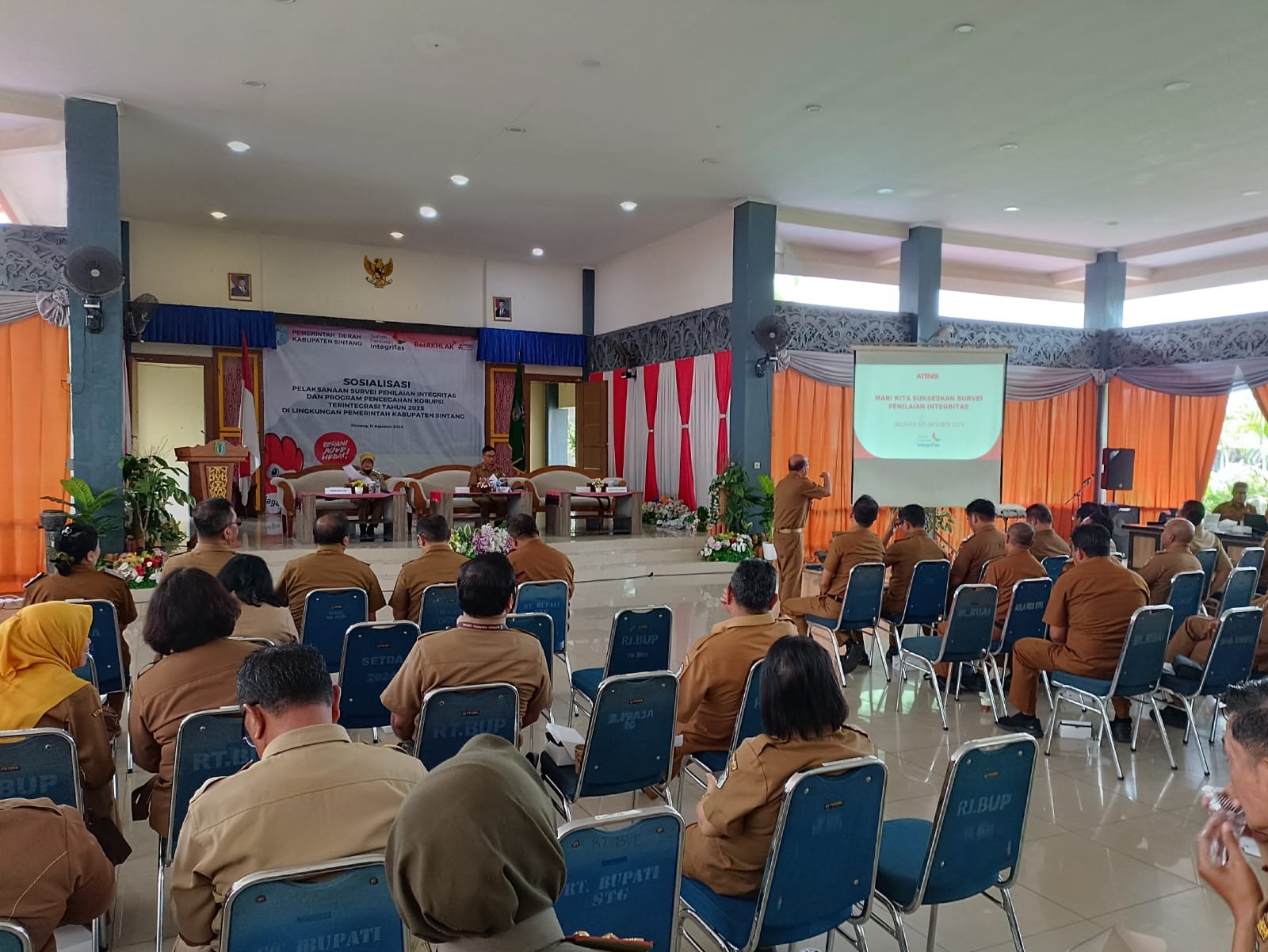 Sekretaris Daerah Kabupaten Sintang, Kartiyus, menyampaikan materi pada Sosialisasi Survei Penilaian Integritas dan Pencegahan Korupsi Terintegrasi 2025 di Pendopo Bupati Sintang