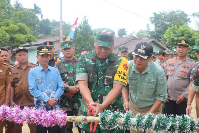 Kasrem 121/Abw dampingi Tim Wasev tinjau TMMD ke-125 Kodim 1205/Sintang di Desa Pengga