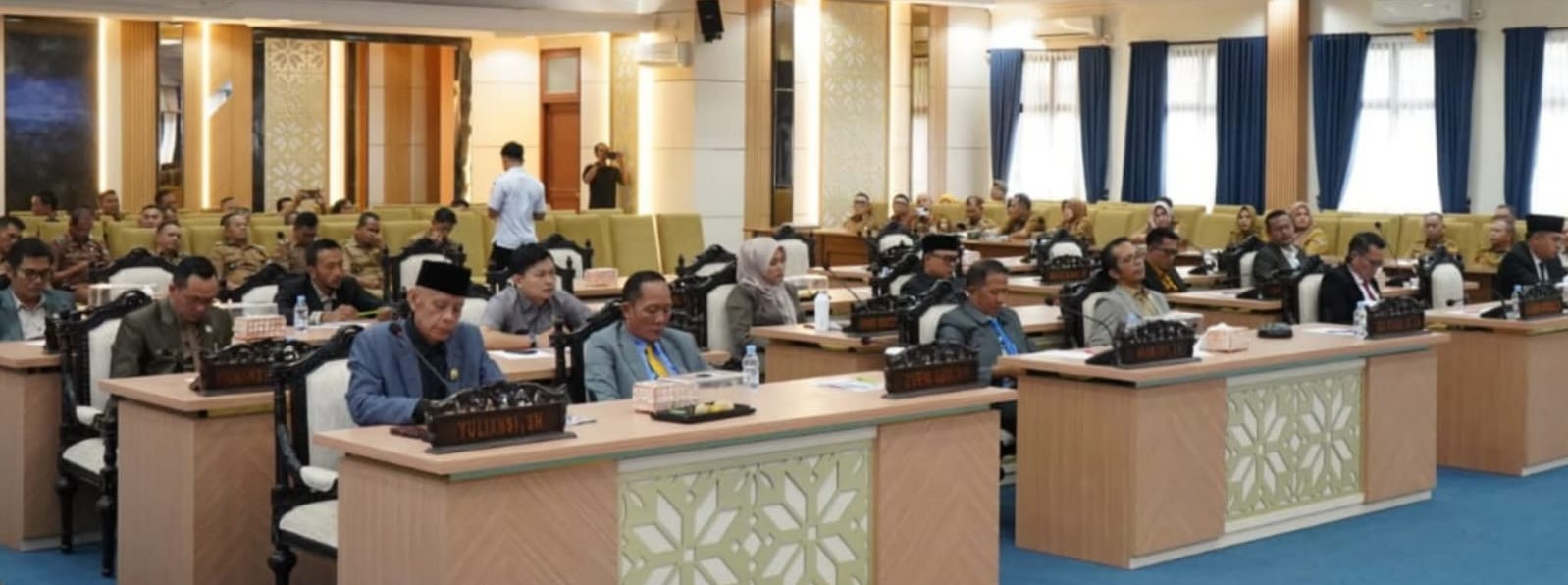 Seluruh anggota DPRD mengikuti rapat tersebut. Seluruh anggota DPRD mengikuti rapat tersebut.