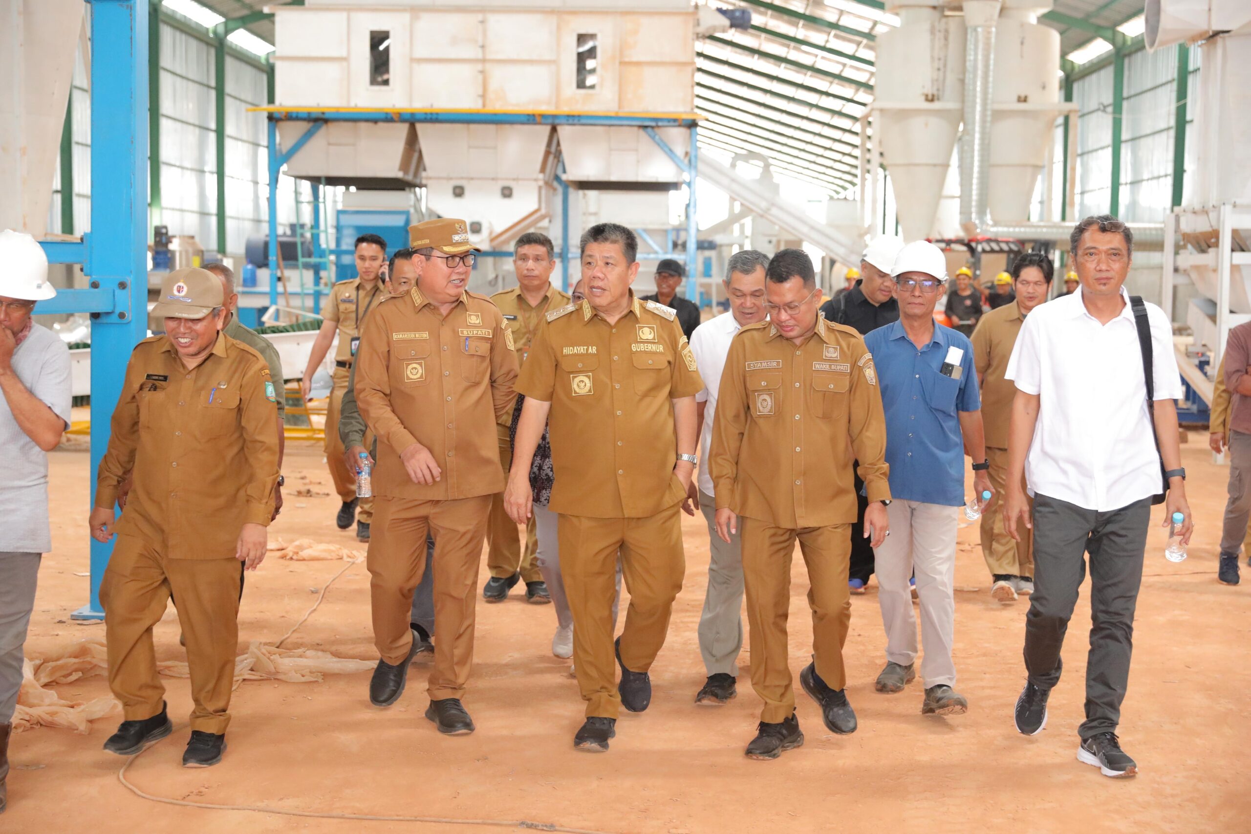 Bersama Bupati Belitung Timur Kamarudin Muten dan Wakil Bupati Belitung Syamsir, Hidayat meninjau pembangunan pabrik plywood dan veneer milik PT Babel Energi di Desa Cendil, Kecamatan Kelapa Kampit, Beltim, Selasa (12/8/2025).