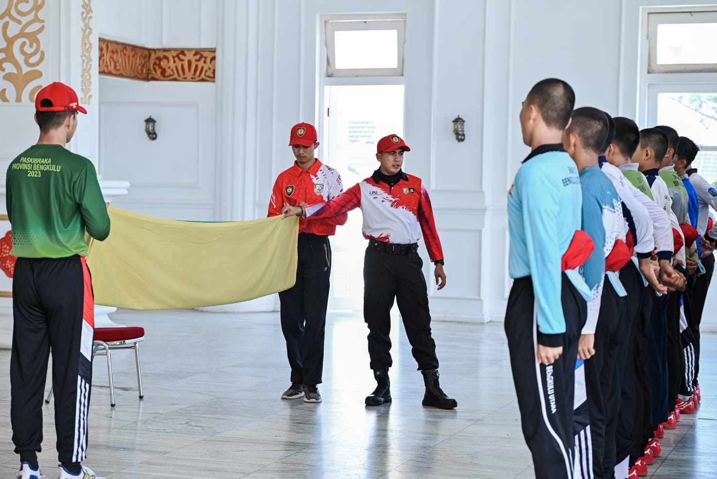 Tim pelatih akan membimbing calon anggota Paskibraka agar siap secara fisik, mental, dan disiplin.