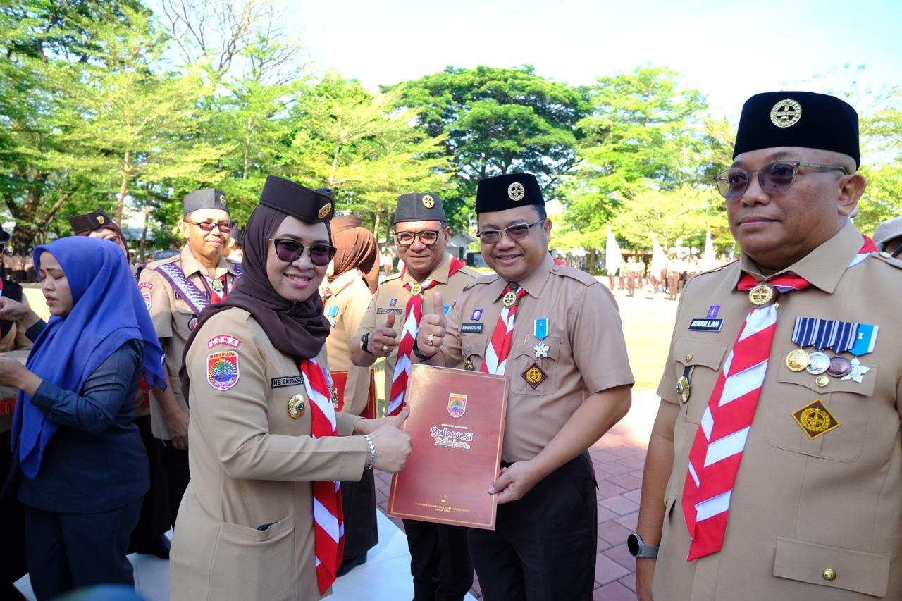 Wakil Bupati Gowa Darmawangsyah Muin meraih Lencana Pancawarsa II atas dedikasinya membina Pramuka, diserahkan pada HUT Ke-64 Gerakan Pramuka.