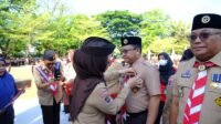 Wakil Bupati Gowa Darmawangsyah Muin meraih Lencana Pancawarsa II atas dedikasinya membina Pramuka, diserahkan pada HUT Ke-64 Gerakan Pramuka.