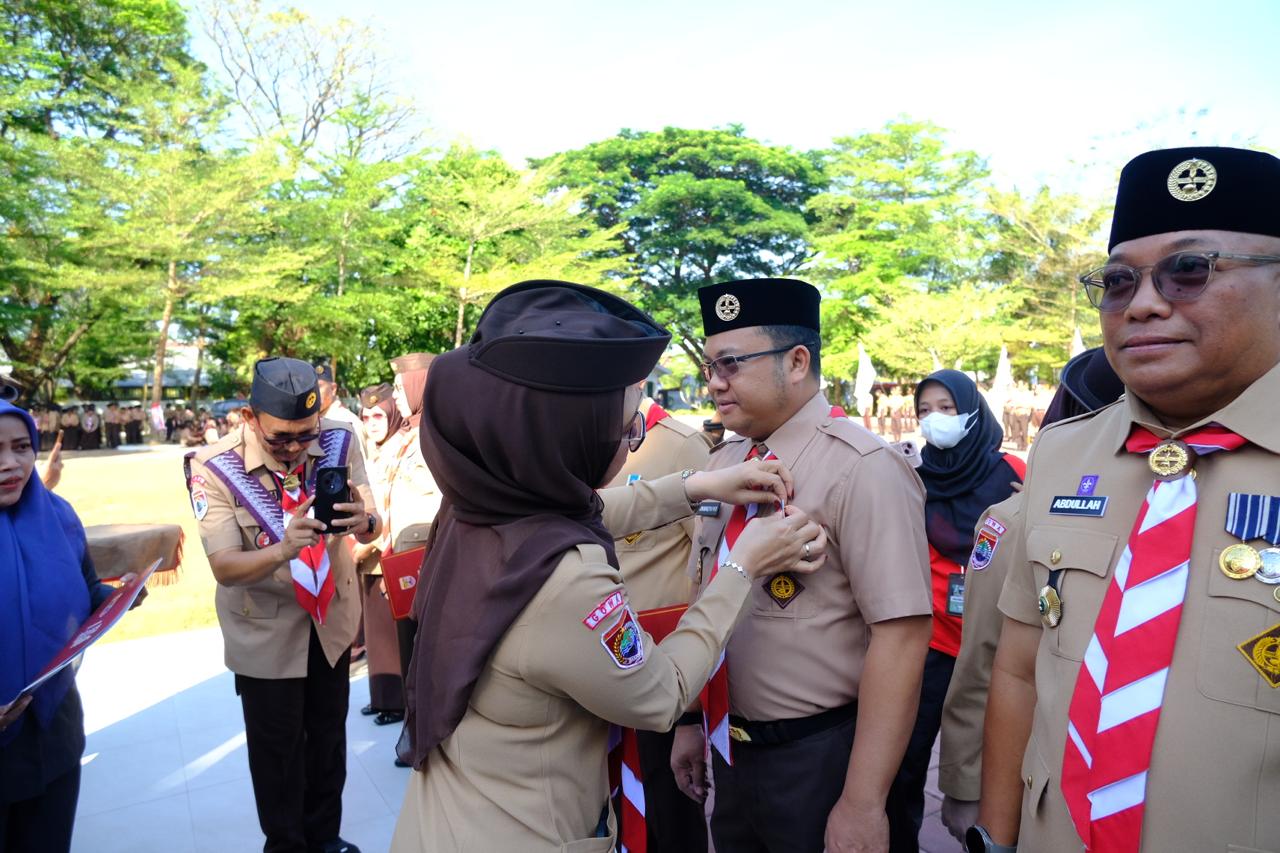 Wakil Bupati Gowa Darmawangsyah Muin meraih Lencana Pancawarsa II atas dedikasinya membina Pramuka, diserahkan pada HUT Ke-64 Gerakan Pramuka.