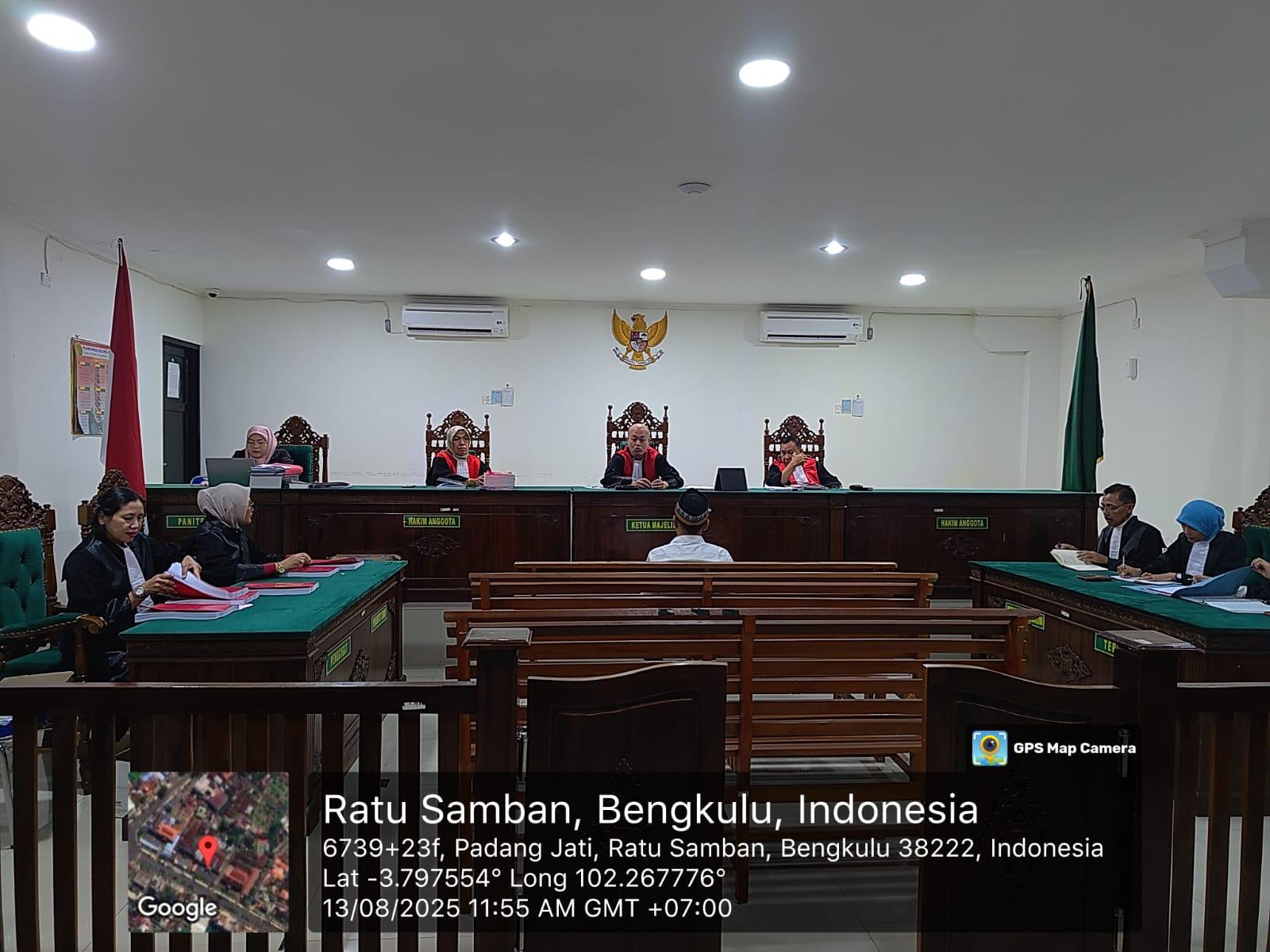 Kejati Bengkulu menuntut Ali Kurniawan 8 tahun penjara dalam dua perkara korupsi dan TPPU Tukin Korem 041/Gamas Bengkulu dengan total kerugian negara Rp14,3 miliar.