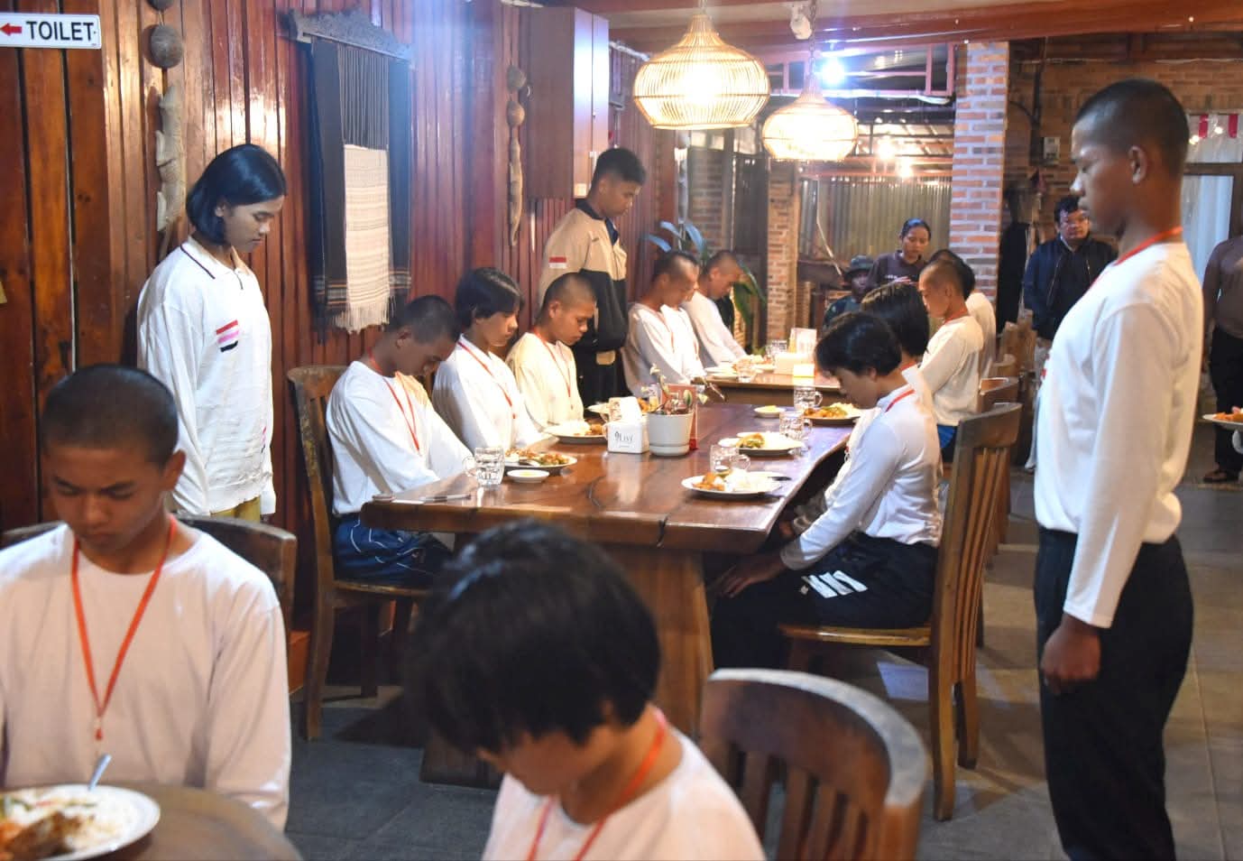 Bupati Humbahas menggelar makan malam bersama Paskibraka 2025